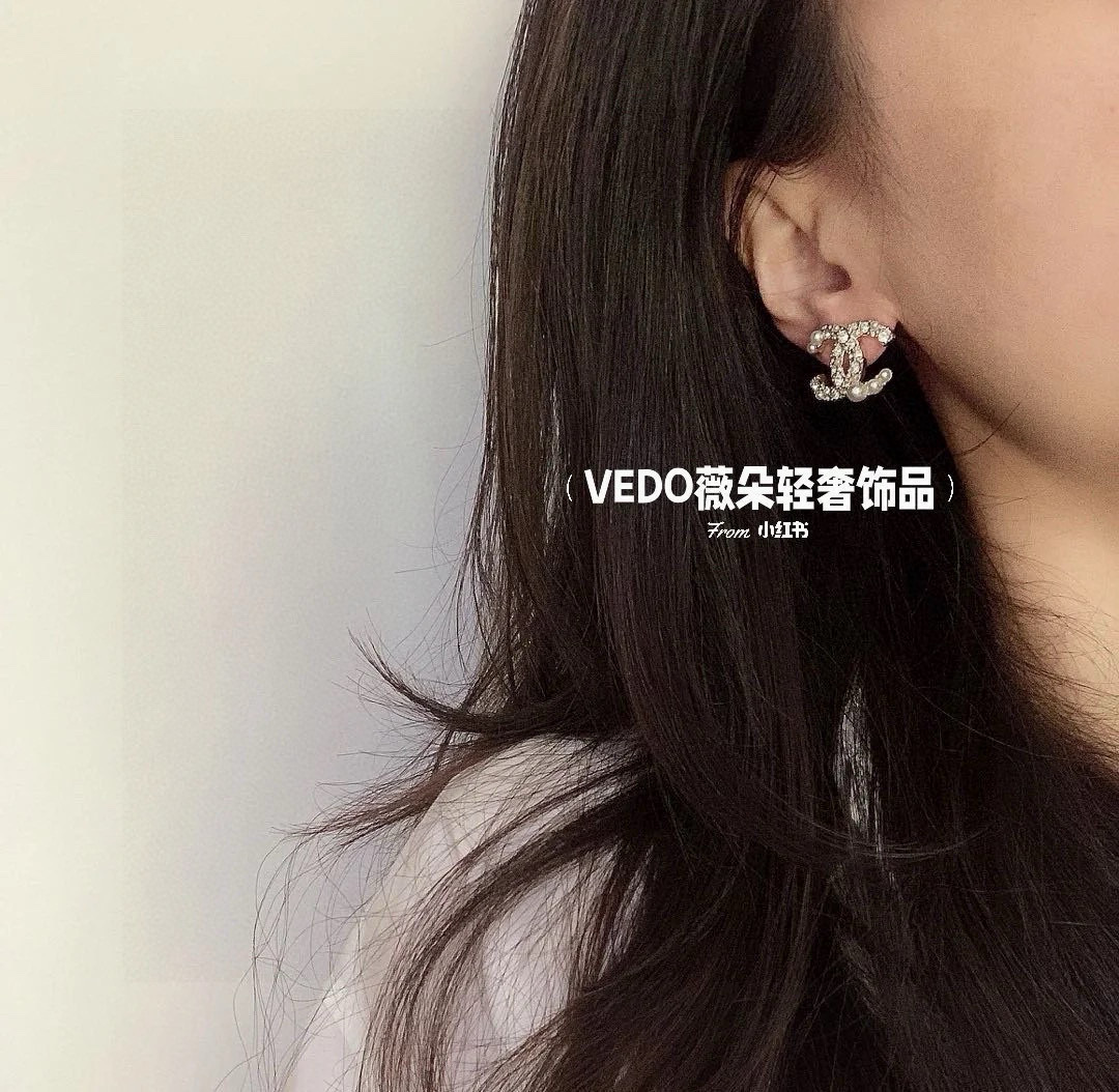 
 Chanel 🇫🇷香奈儿经典双C耳钉 这款随意搭配都是非常好看百搭时尚单品 🎁日常款 很修饰脸型 很