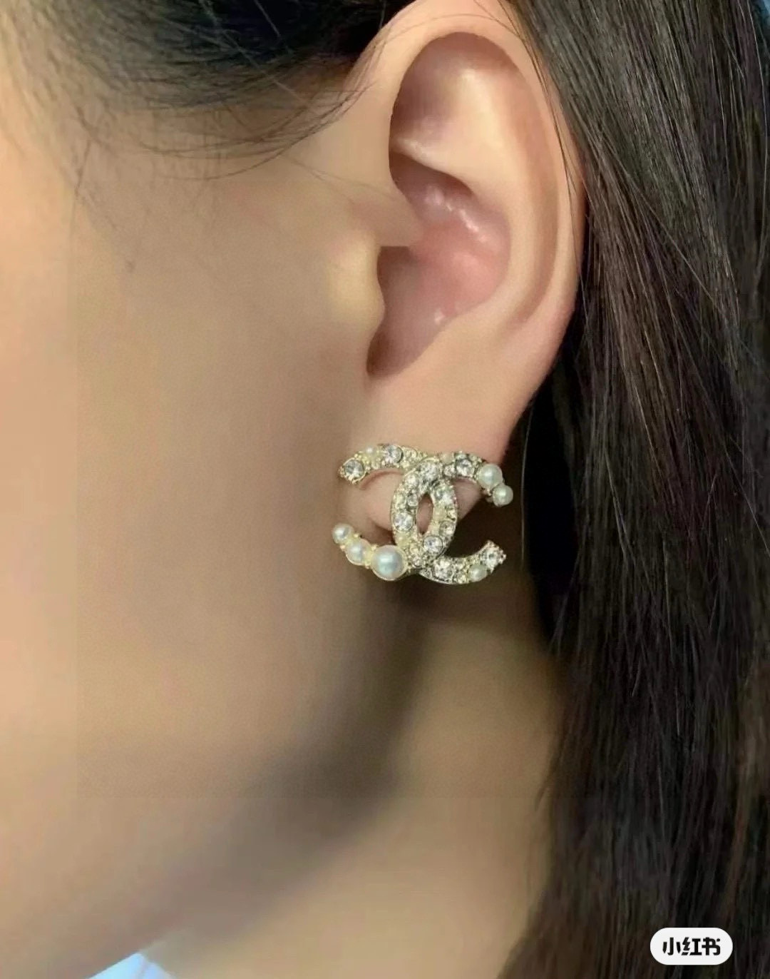 
 Chanel 🇫🇷香奈儿经典双C耳钉 这款随意搭配都是非常好看百搭时尚单品 🎁日常款 很修饰脸型 很