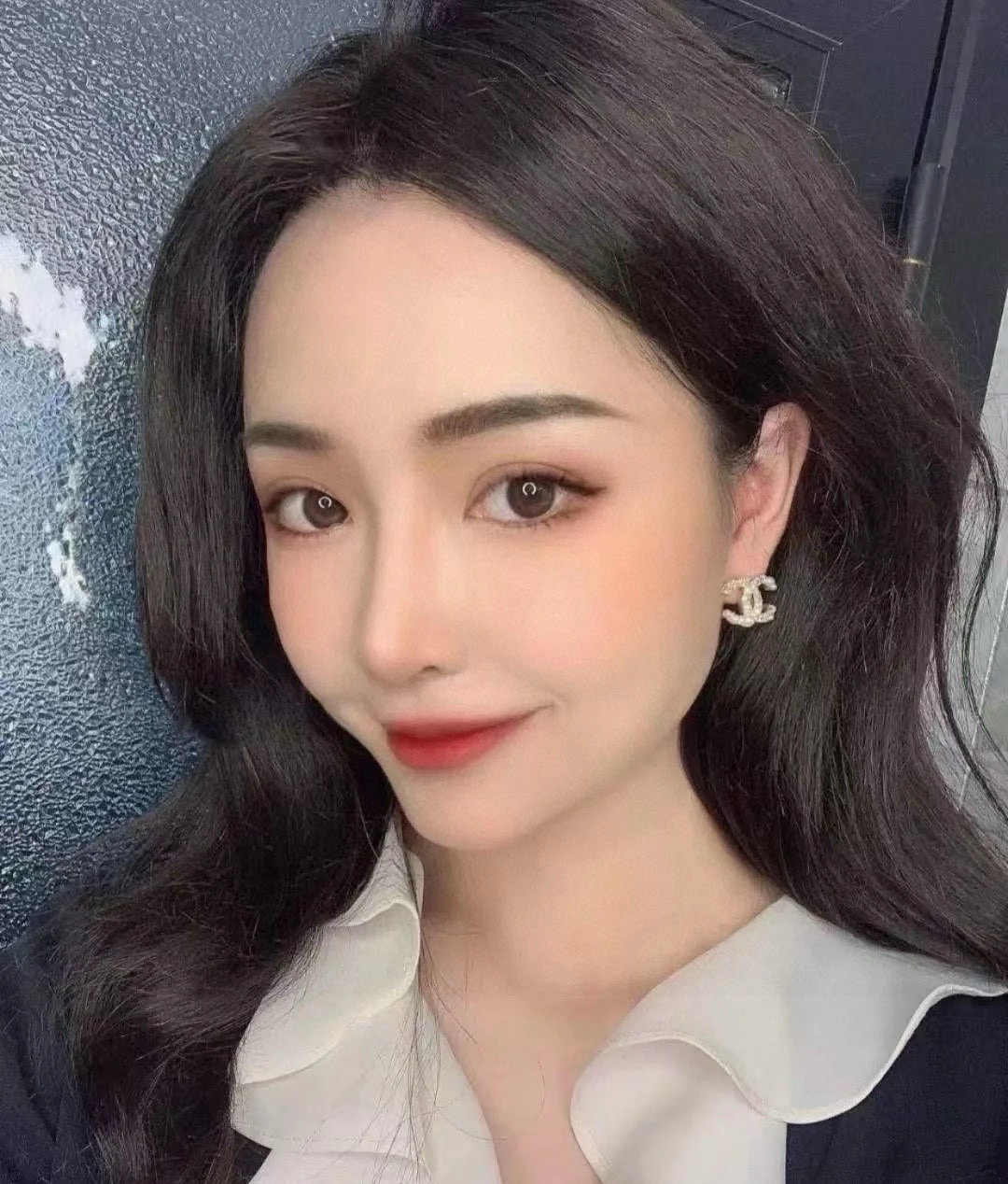 
 Chanel 🇫🇷香奈儿经典双C耳钉 这款随意搭配都是非常好看百搭时尚单品 🎁日常款 很修饰脸型 很
