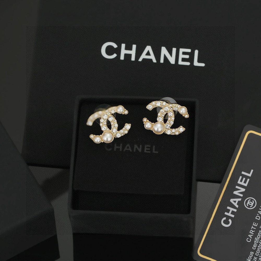 
 Chanel 🇫🇷香奈儿经典双C耳钉 这款随意搭配都是非常好看百搭时尚单品 🎁日常款 很修饰脸型 很