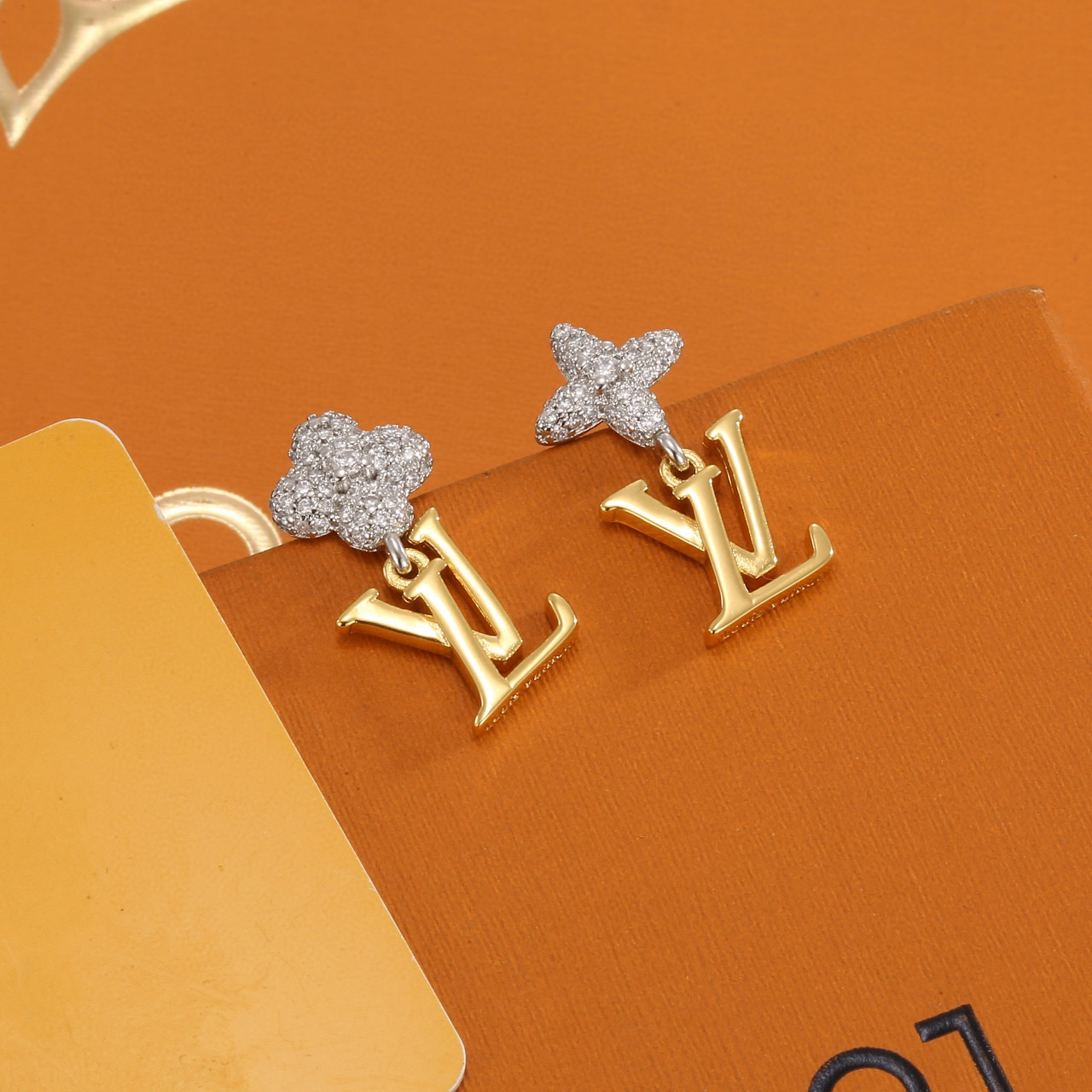 【精工版本】 路易威登耳钉  秉承精湛匠艺，以锻造耀目 LV Twig  抛光色泽成就经典 LV 字母的