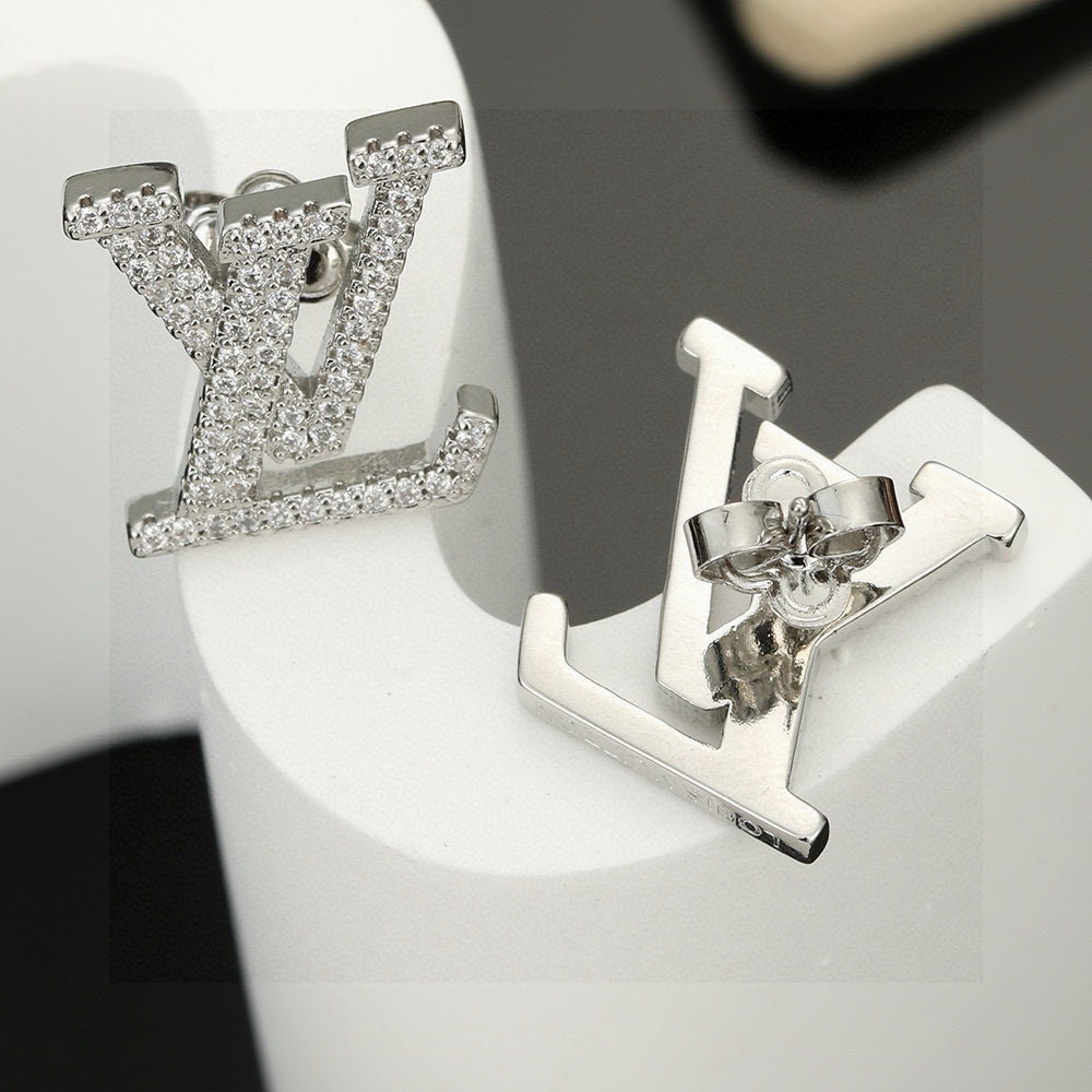 【精工版本】 路易威登耳钉秉承精湛匠艺，以锻造耀目 LV Twig  抛光色泽成就经典 LV 字母的自然