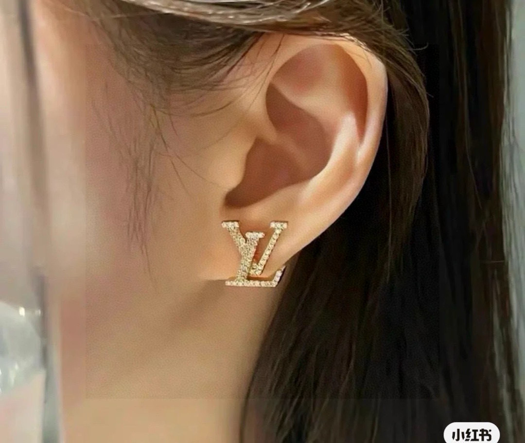 【精工版本】 路易威登耳钉秉承精湛匠艺，以锻造耀目 LV Twig  抛光色泽成就经典 LV 字母的自然