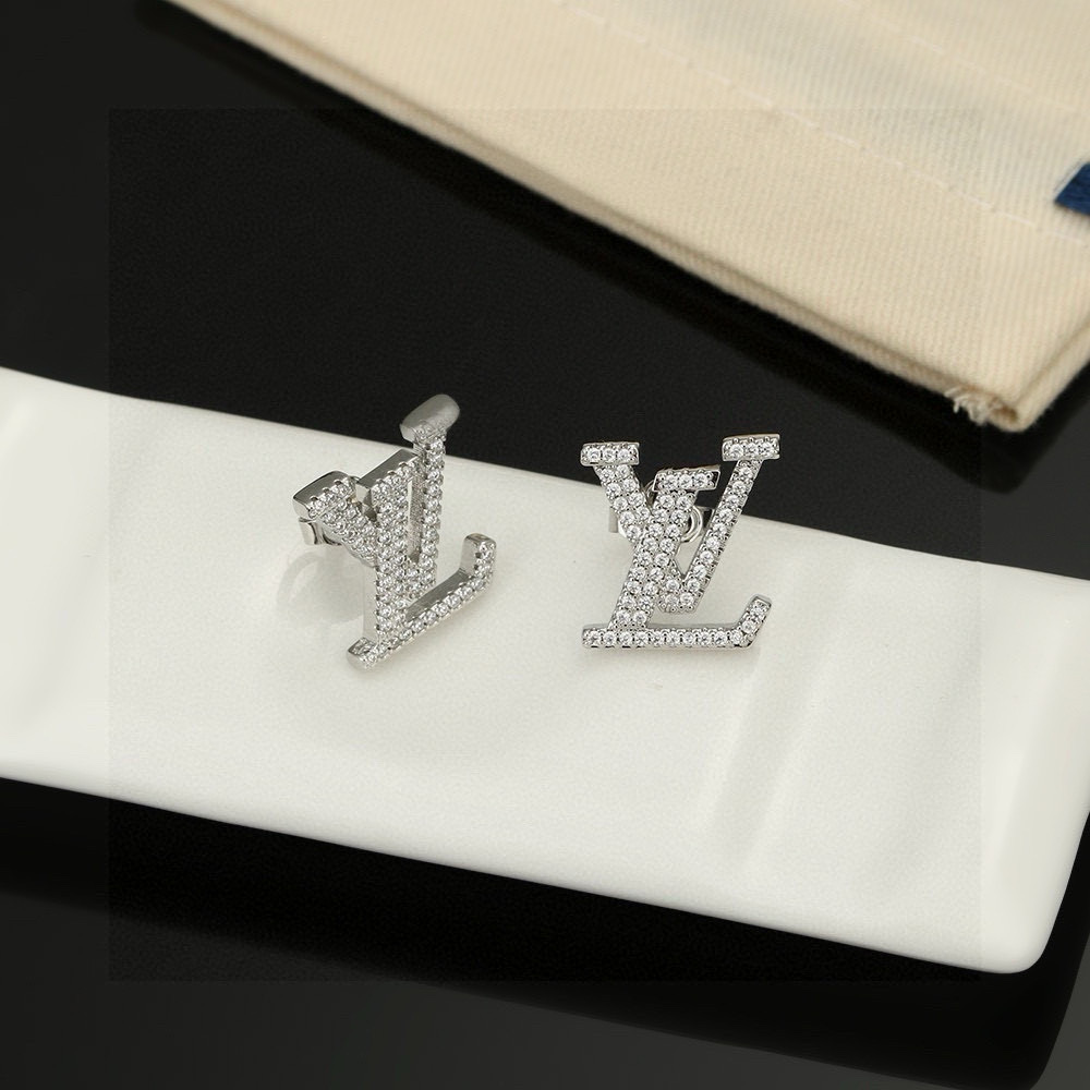 【精工版本】 路易威登耳钉秉承精湛匠艺，以锻造耀目 LV Twig  抛光色泽成就经典 LV 字母的自然
