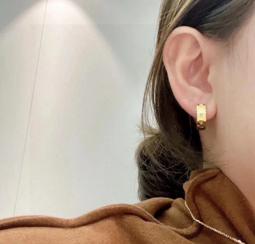  驴家新款LV Iconic LV 四叶草镂空麻花耳环 再以 Monogram 花卉注入雅致格调，无论单