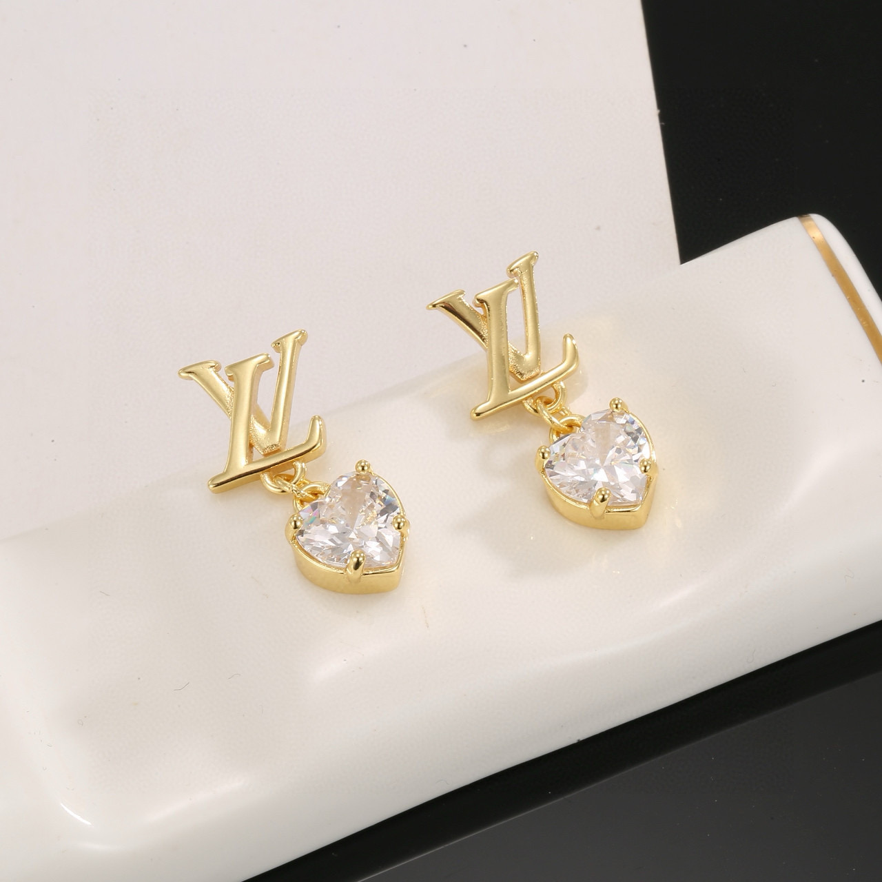 【精工版本】路易威登耳钉  秉承精湛匠艺，以锻造耀目 LV Twig  抛光色泽成就经典 LV 字母的自