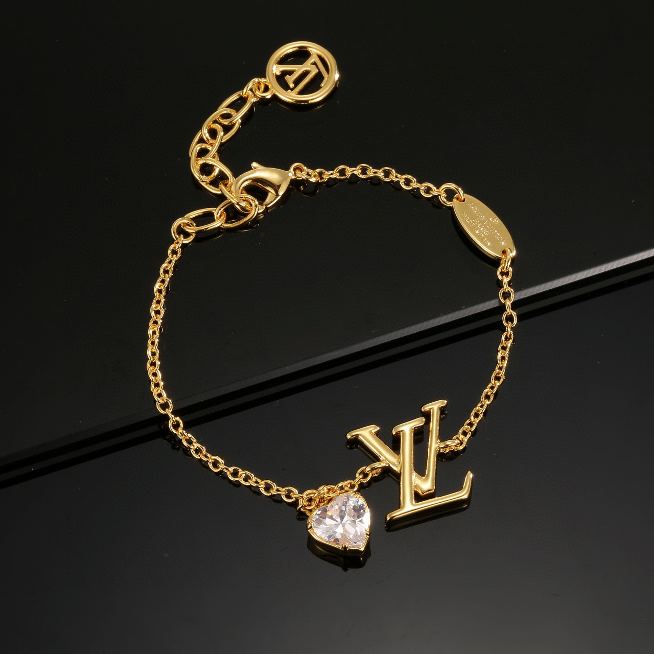  路易威登字母手链 秉承精湛匠艺 抛光色泽成就经典 LV 字母的自然化身，流露品牌格调 明星同款 经典百