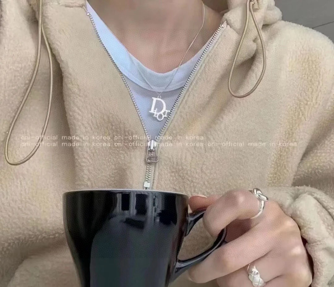 迪奥👼一线大牌都爱的JaDior·迪奥 新品项链硬朗的金属线条满是中性调调街头朋克味道、复古金属质感逆袭