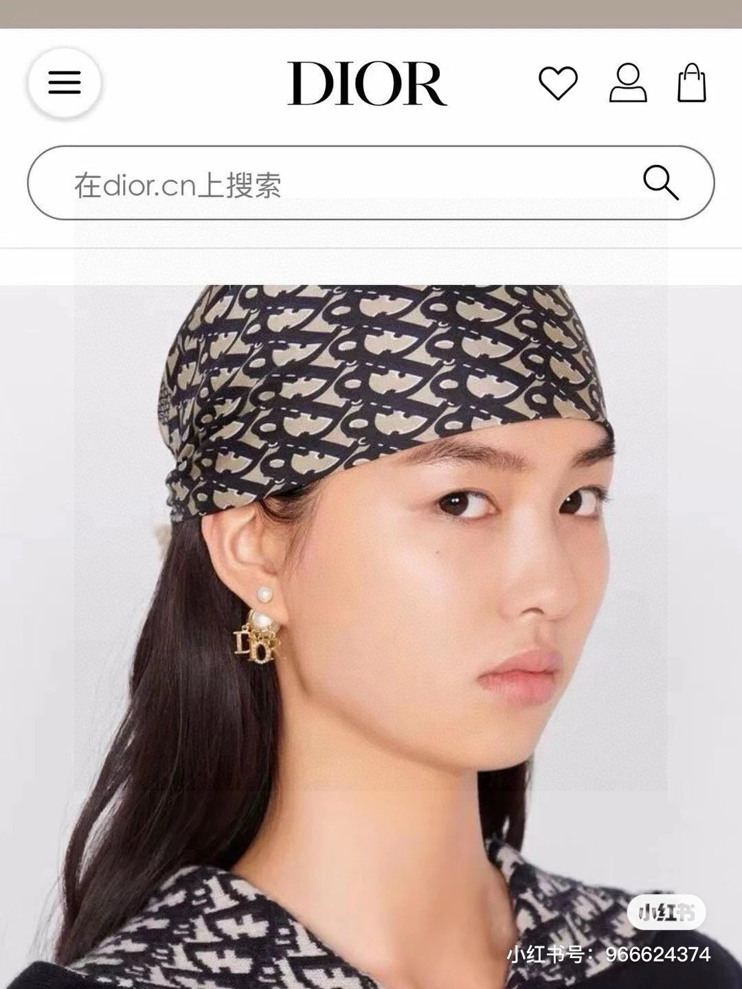 迪奥字母DIOR珍珠耳环  这款 Dior Tribales 耳环在 Dior 标志性款式的基础上演绎出