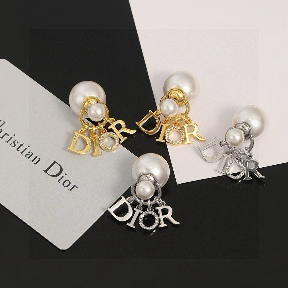 迪奥字母DIOR珍珠耳环  这款 Dior Tribales 耳环在 Dior 标志性款式的基础上演绎出