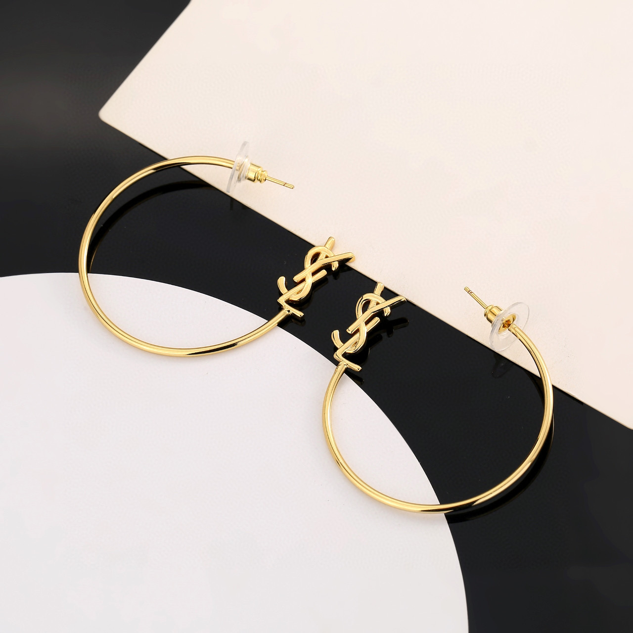  圣罗兰YSL 耳钉经典奢侈   时尚百搭 犹如酒会礼服一般，绚烂多姿。经典 最具个性魅力象征永远的不变
