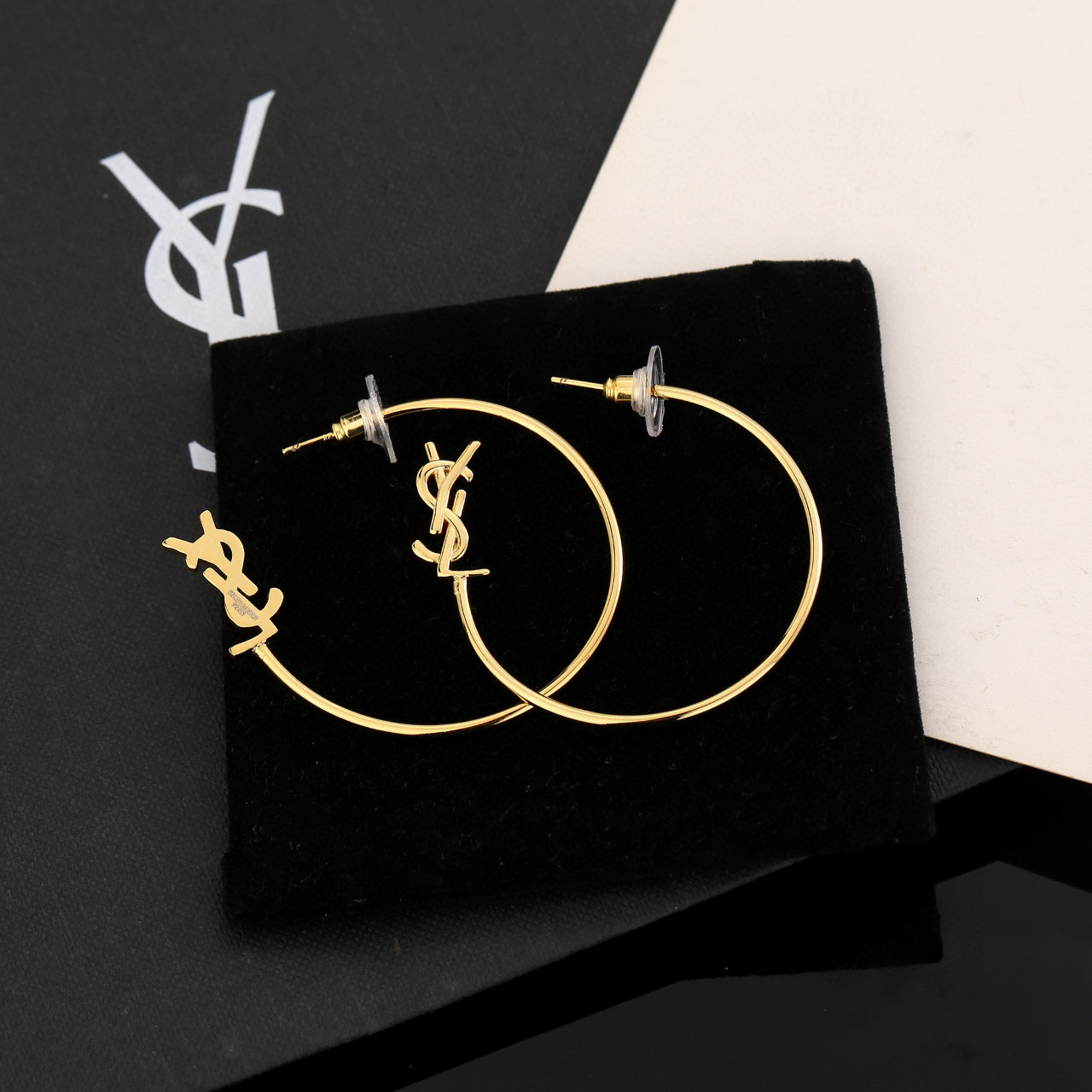  圣罗兰YSL 耳钉经典奢侈   时尚百搭 犹如酒会礼服一般，绚烂多姿。经典 最具个性魅力象征永远的不变