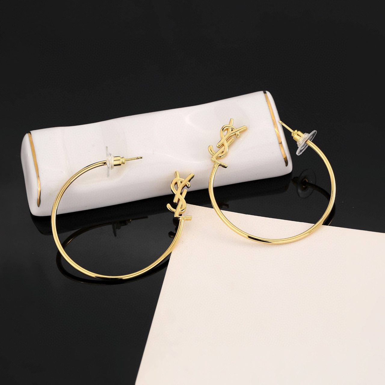 圣罗兰YSL 耳钉经典奢侈   时尚百搭 犹如酒会礼服一般，绚烂多姿。经典 最具个性魅力象征永远的不变