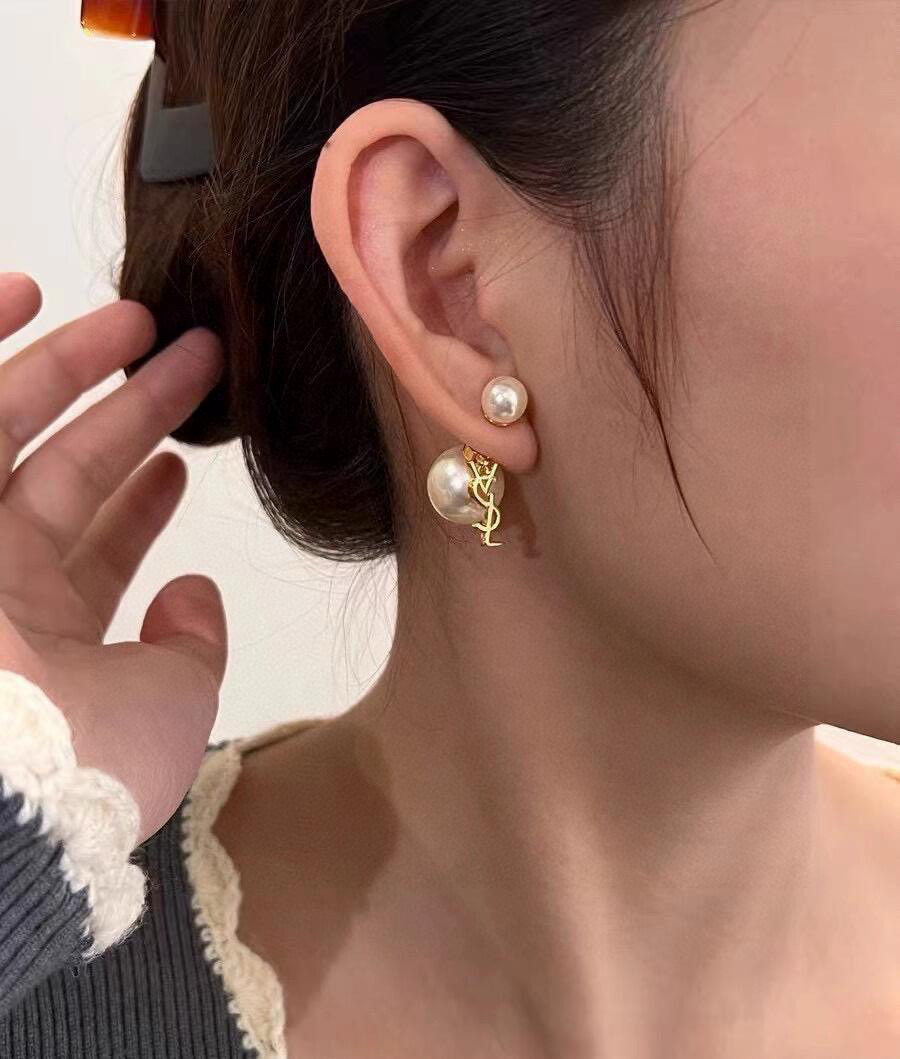  圣罗兰YSL 耳钉经典奢侈   时尚百搭 犹如酒会礼服一般，绚烂多姿。经典 最具个性魅力象征永远的不变