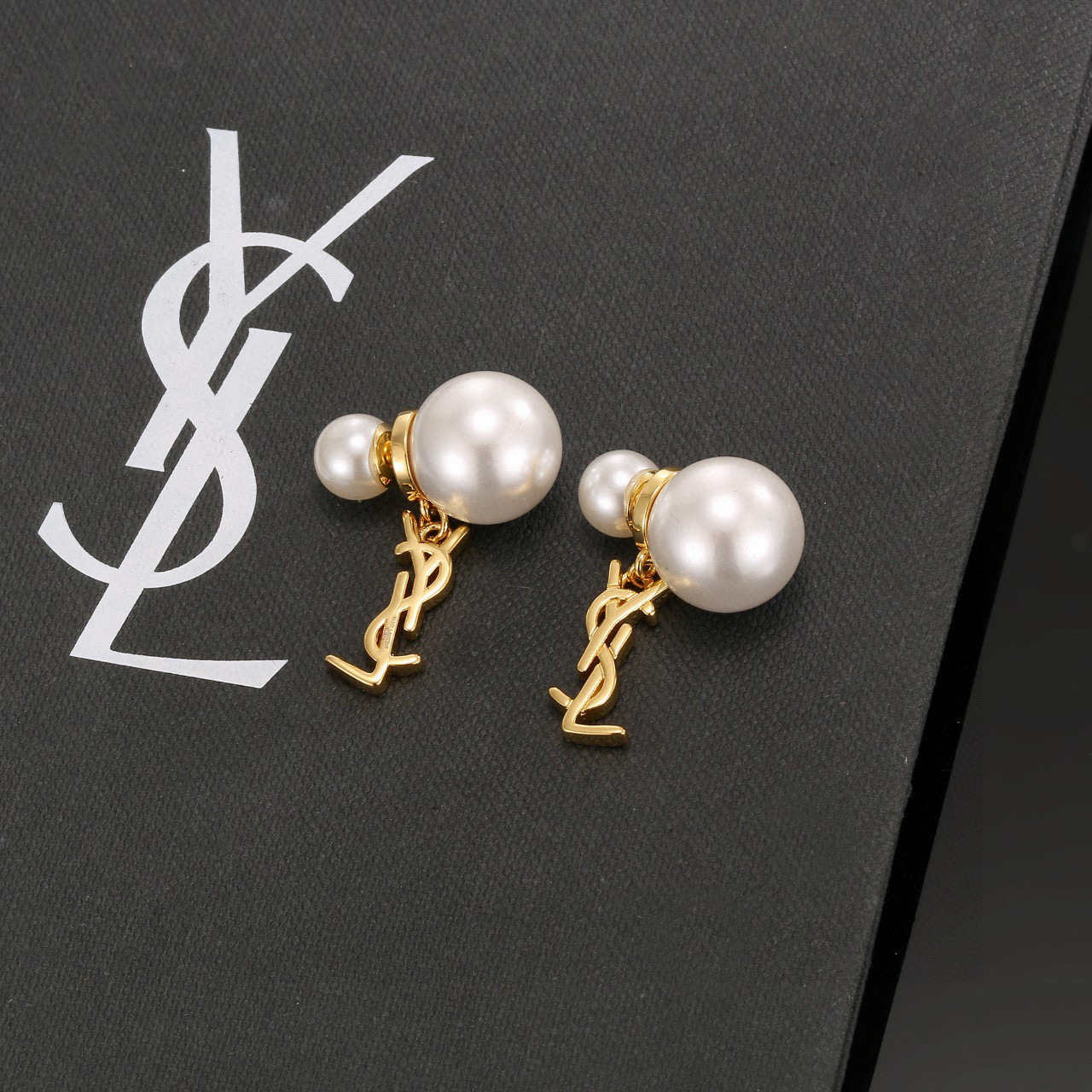  圣罗兰YSL 耳钉经典奢侈   时尚百搭 犹如酒会礼服一般，绚烂多姿。经典 最具个性魅力象征永远的不变