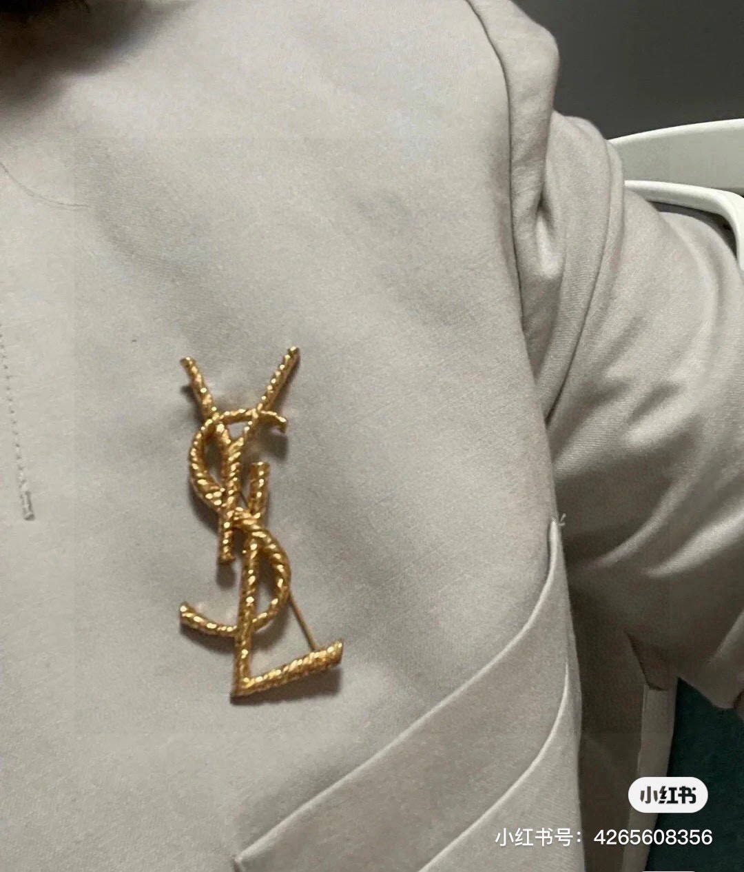 圣罗兰YSL 胸针 经典奢侈   时尚百搭 犹如酒会礼服一般，绚烂多姿。经典 最具个性魅力象征永远的不变