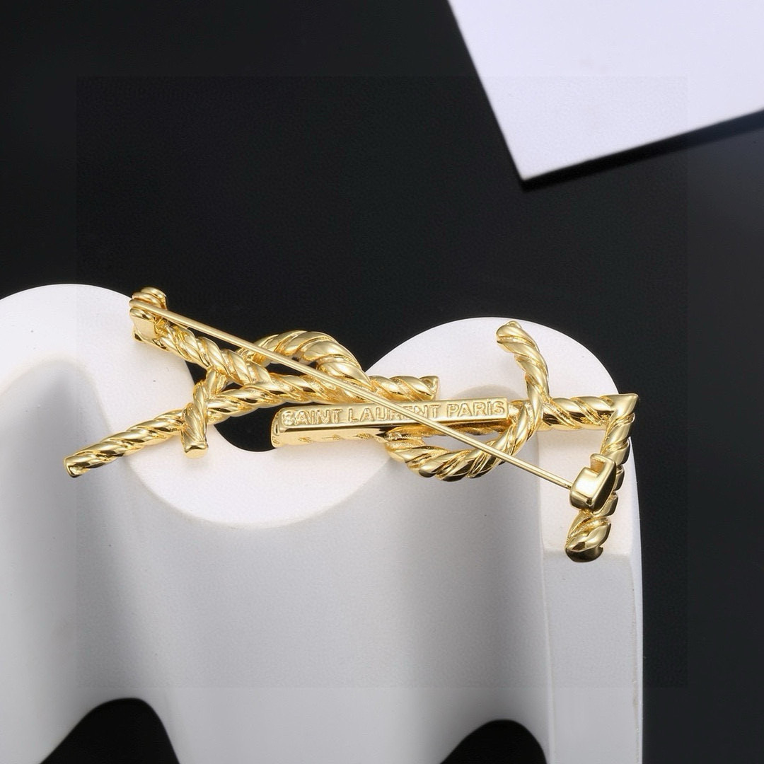 圣罗兰YSL 胸针 经典奢侈   时尚百搭 犹如酒会礼服一般，绚烂多姿。经典 最具个性魅力象征永远的不变