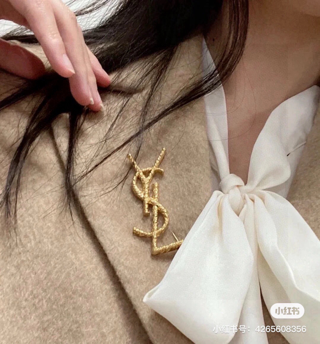 圣罗兰YSL 胸针 经典奢侈   时尚百搭 犹如酒会礼服一般，绚烂多姿。经典 最具个性魅力象征永远的不变