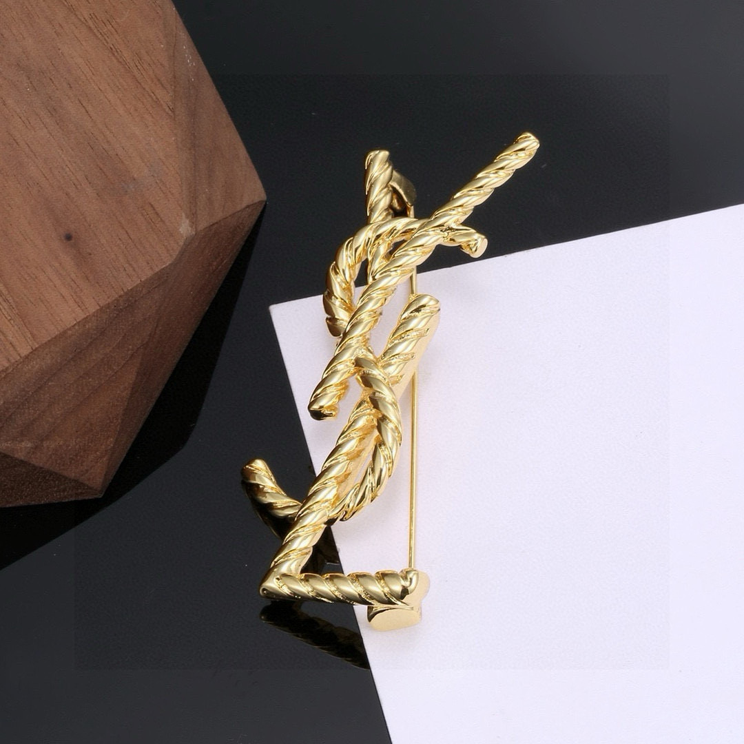 圣罗兰YSL 胸针 经典奢侈   时尚百搭 犹如酒会礼服一般，绚烂多姿。经典 最具个性魅力象征永远的不变