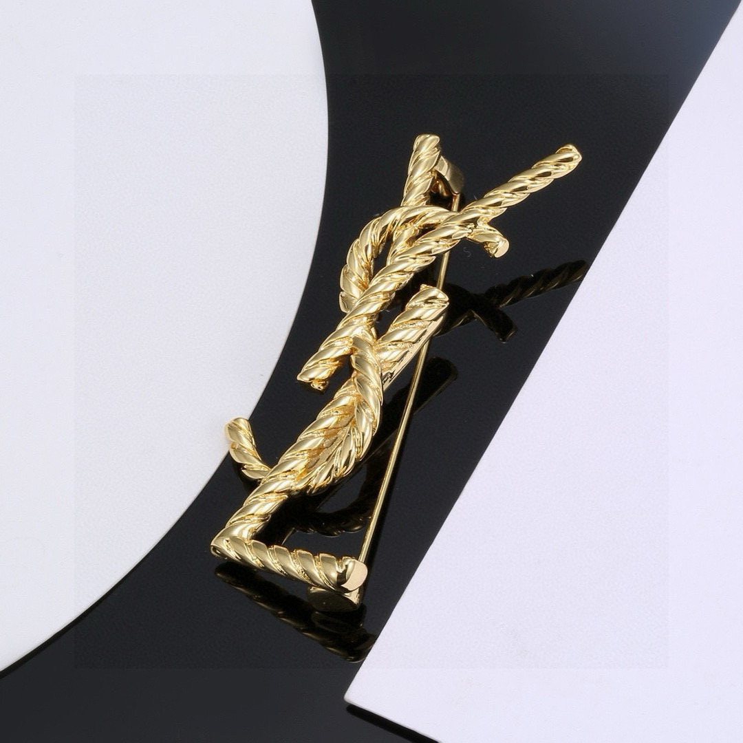圣罗兰YSL 胸针 经典奢侈   时尚百搭 犹如酒会礼服一般，绚烂多姿。经典 最具个性魅力象征永远的不变