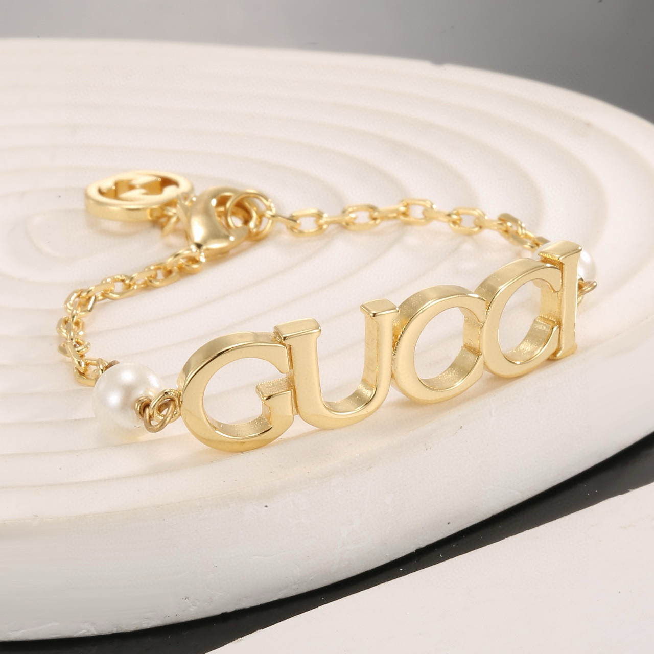  Gucci 古驰复古字母手链 高端 打造 美到哭，因为是限量版，你根本无法在店内看到现货，现货一到真的