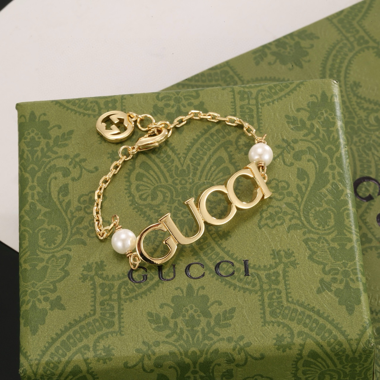  Gucci 古驰复古字母手链 高端 打造 美到哭，因为是限量版，你根本无法在店内看到现货，现货一到真的