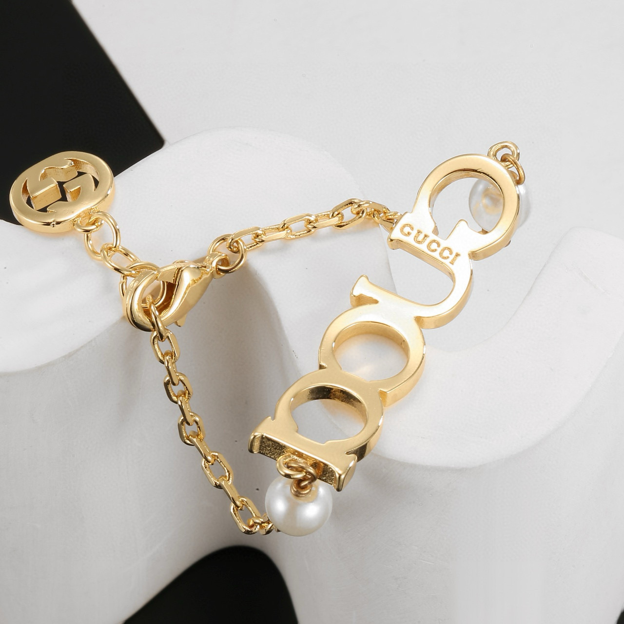  Gucci 古驰复古字母手链 高端 打造 美到哭，因为是限量版，你根本无法在店内看到现货，现货一到真的