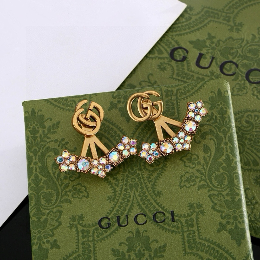  Gucci双G古驰耳钉 作为品牌的标志性元素，运用品牌首字母以别致的方式呈现。金色效果金属标识与白色玻
