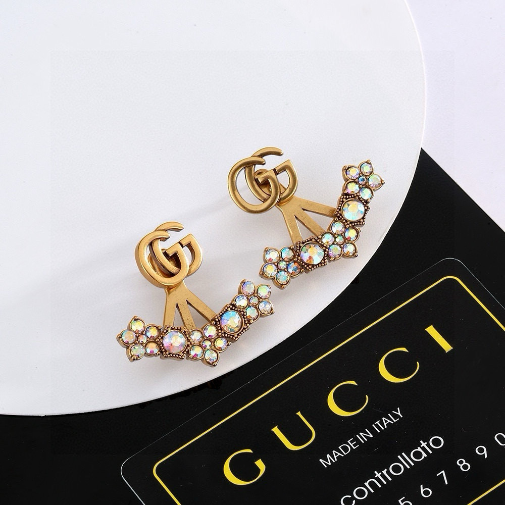  Gucci双G古驰耳钉 作为品牌的标志性元素，运用品牌首字母以别致的方式呈现。金色效果金属标识与白色玻