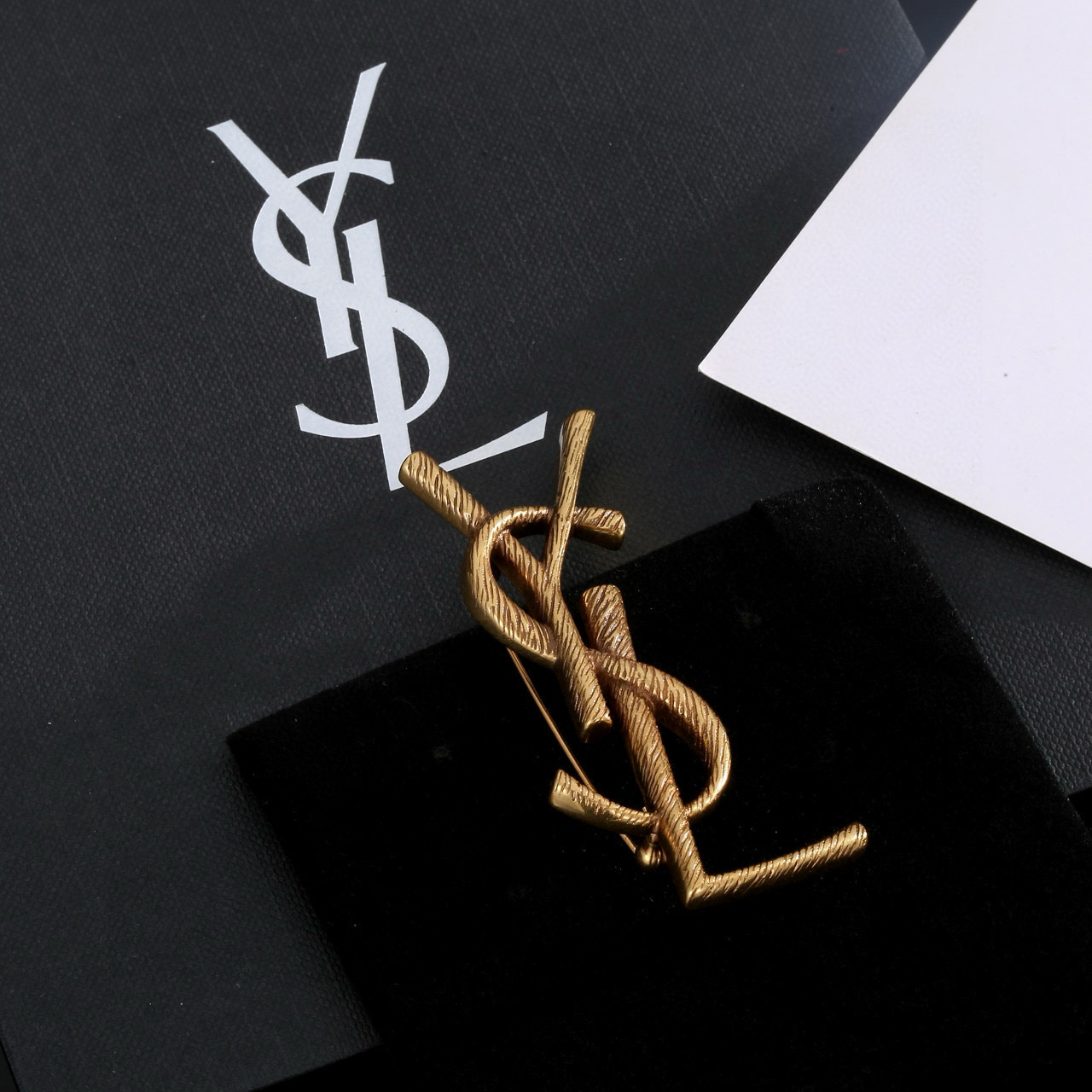  圣罗兰YSL 胸针 经典奢侈   时尚百搭 犹如酒会礼服一般，绚烂多姿。经典 最具个性魅力象征永远的不