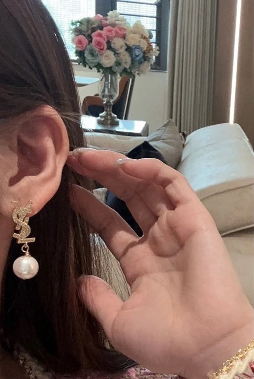  圣罗兰YSL 耳钉经典奢侈   时尚百搭 犹如酒会礼服一般，绚烂多姿。经典 最具个性魅力象征永远的不变