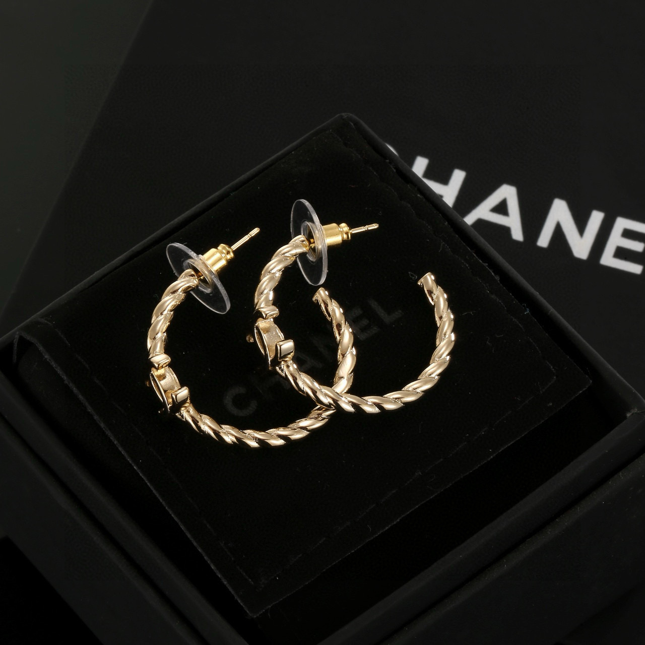  Chanel 🇫🇷香奈儿经典半圈金色双C耳钉 这款随意搭配都是非常好看百搭时尚单品 🎁日常款 很修饰脸