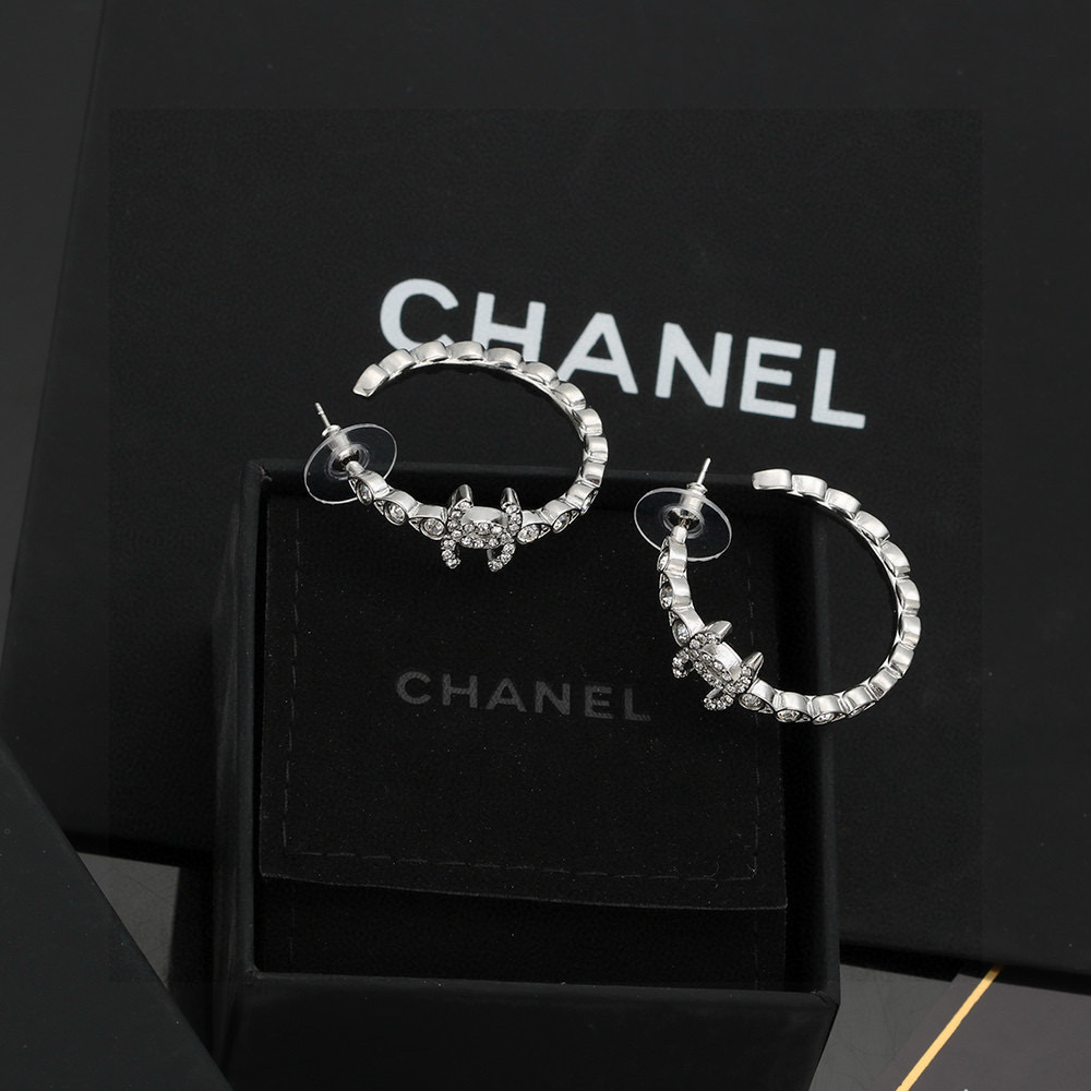  小香圈圈耳钉♥ 时尚魔头Chanel香奈儿 早春新款 中世纪复古风 很修饰脸型的一款耳环喔！！！而且还