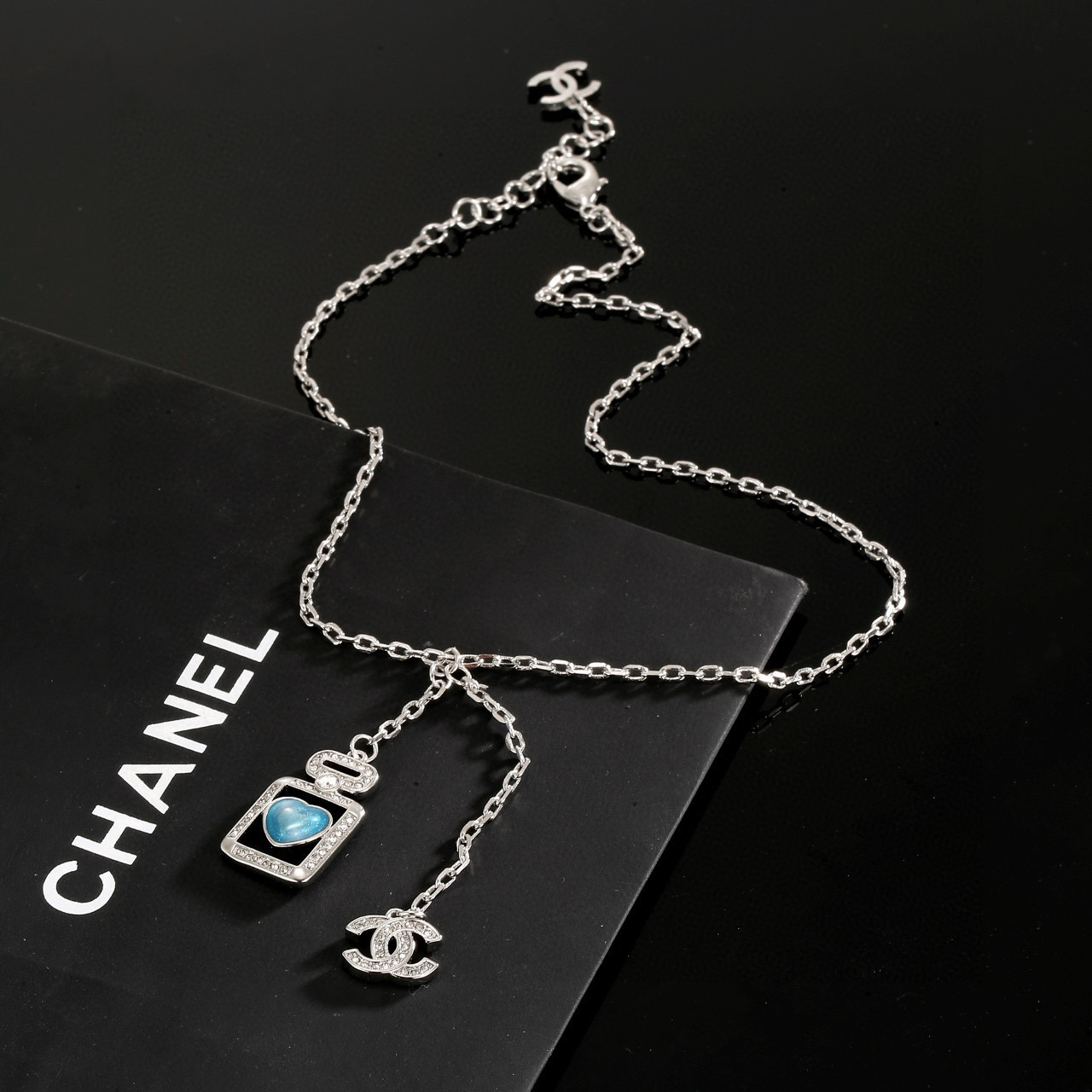  CHANEL 小香蓝色爱心香水瓶项链，高端品质，专柜同材质，做工精致细腻，重工版本，简约大方温文尔雅，