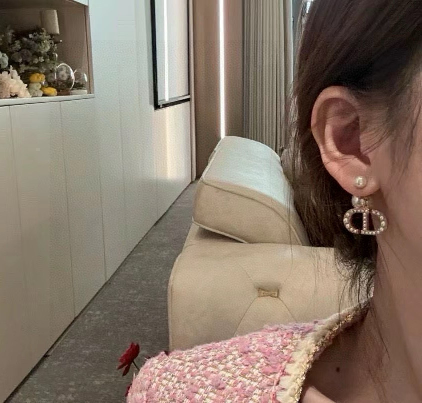  迪奥字母cd珍珠耳环  这款 Dior Tribales 耳环在 Dior 标志性款式的基础上演绎出新