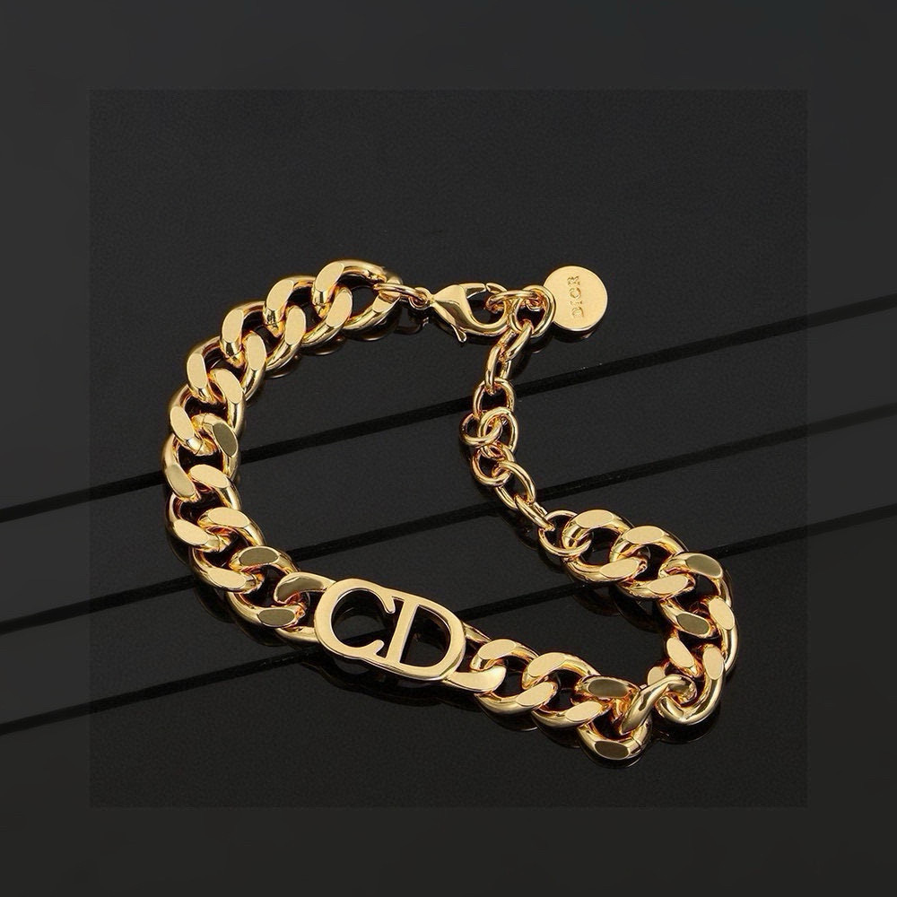 👑Dior 迪奥 复古 cd字母项链手链
采用复古金色作为主要颜色，配上字母增添了一份可爱。饰品的复古风
