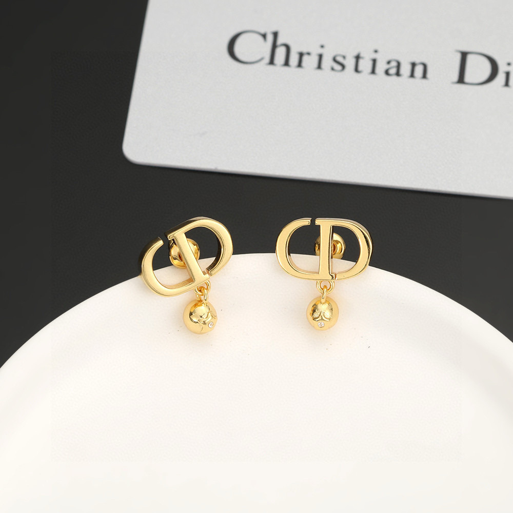 
迪奥字母cd耳环  这款 Dior Tribales 耳环在 Dior 标志性款式的基础上演绎出新的风