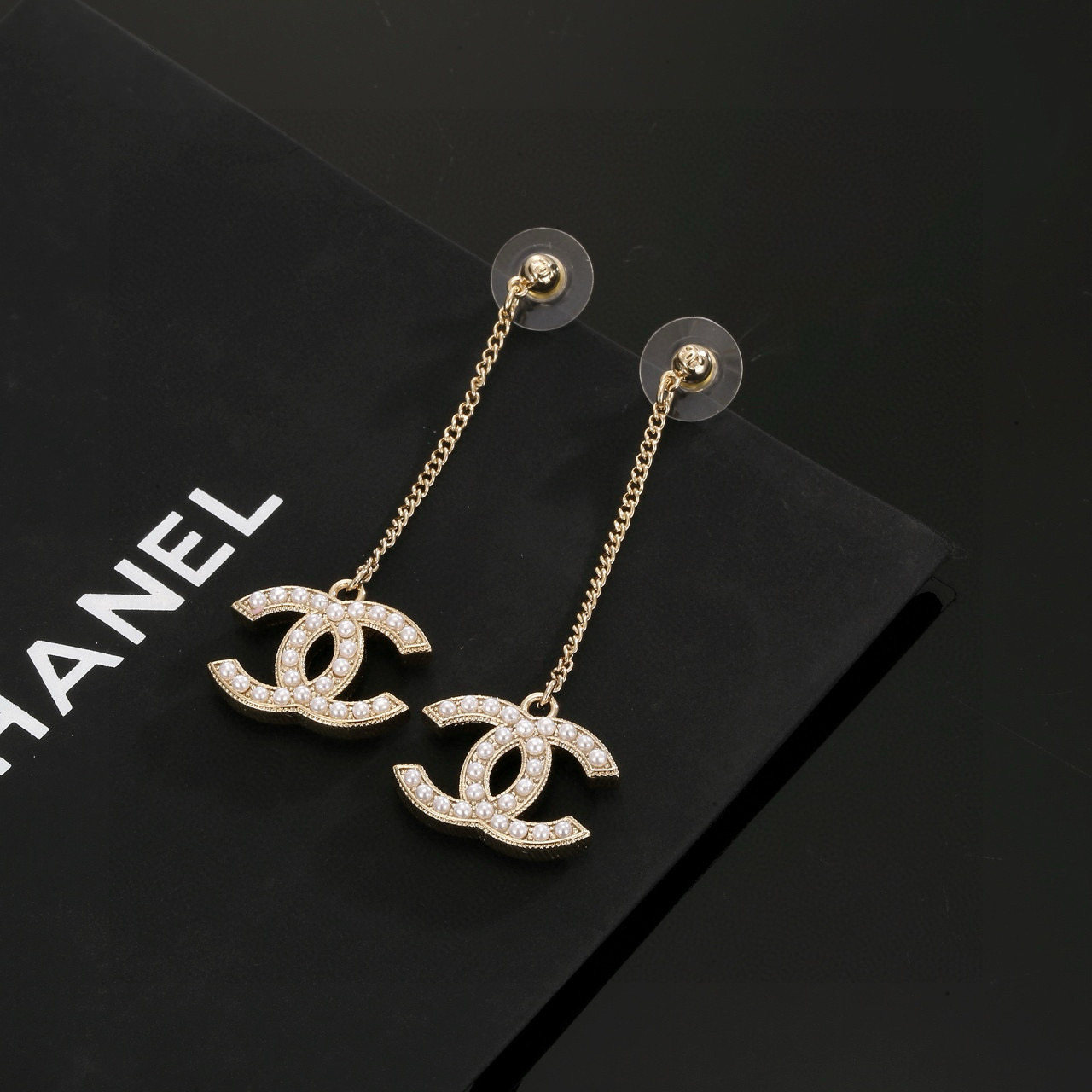 Chanel 🇫🇷香奈儿经典双C珍珠 长款耳钉 这款随意搭配都是非常好看百搭时尚单品 🎁日常款 很修饰脸