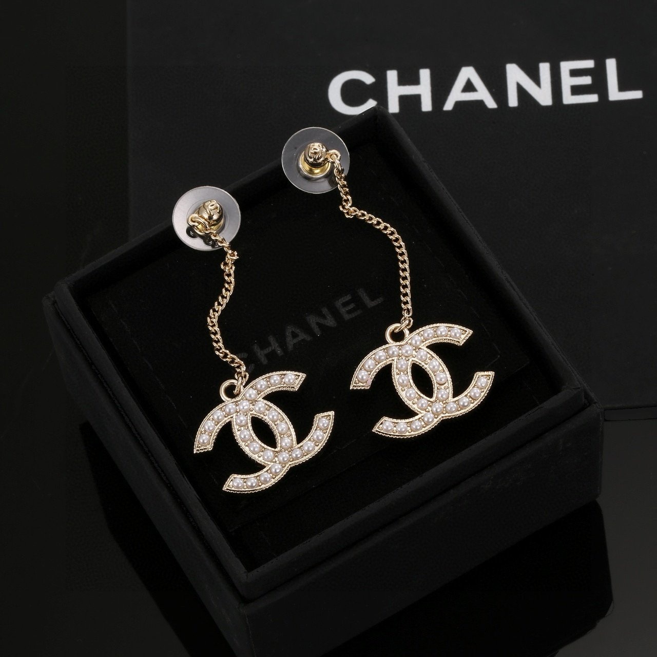 Chanel 🇫🇷香奈儿经典双C珍珠 长款耳钉 这款随意搭配都是非常好看百搭时尚单品 🎁日常款 很修饰脸
