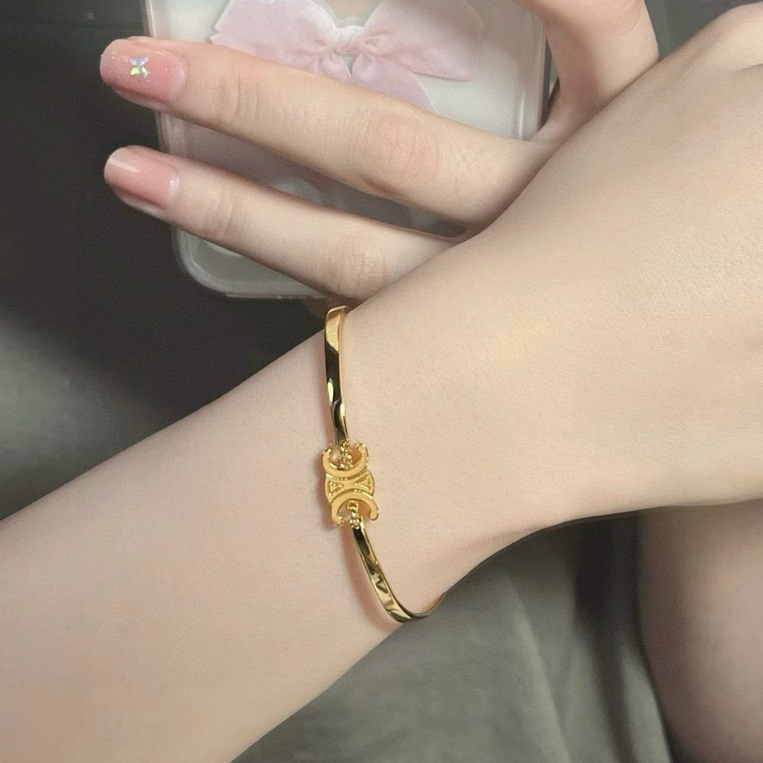 
 小红书爆款💥Celine赛琳凯旋门手镯😍真金保色材质雕刻图案！超炸Chic感 ，简洁百搭、文艺个性，
