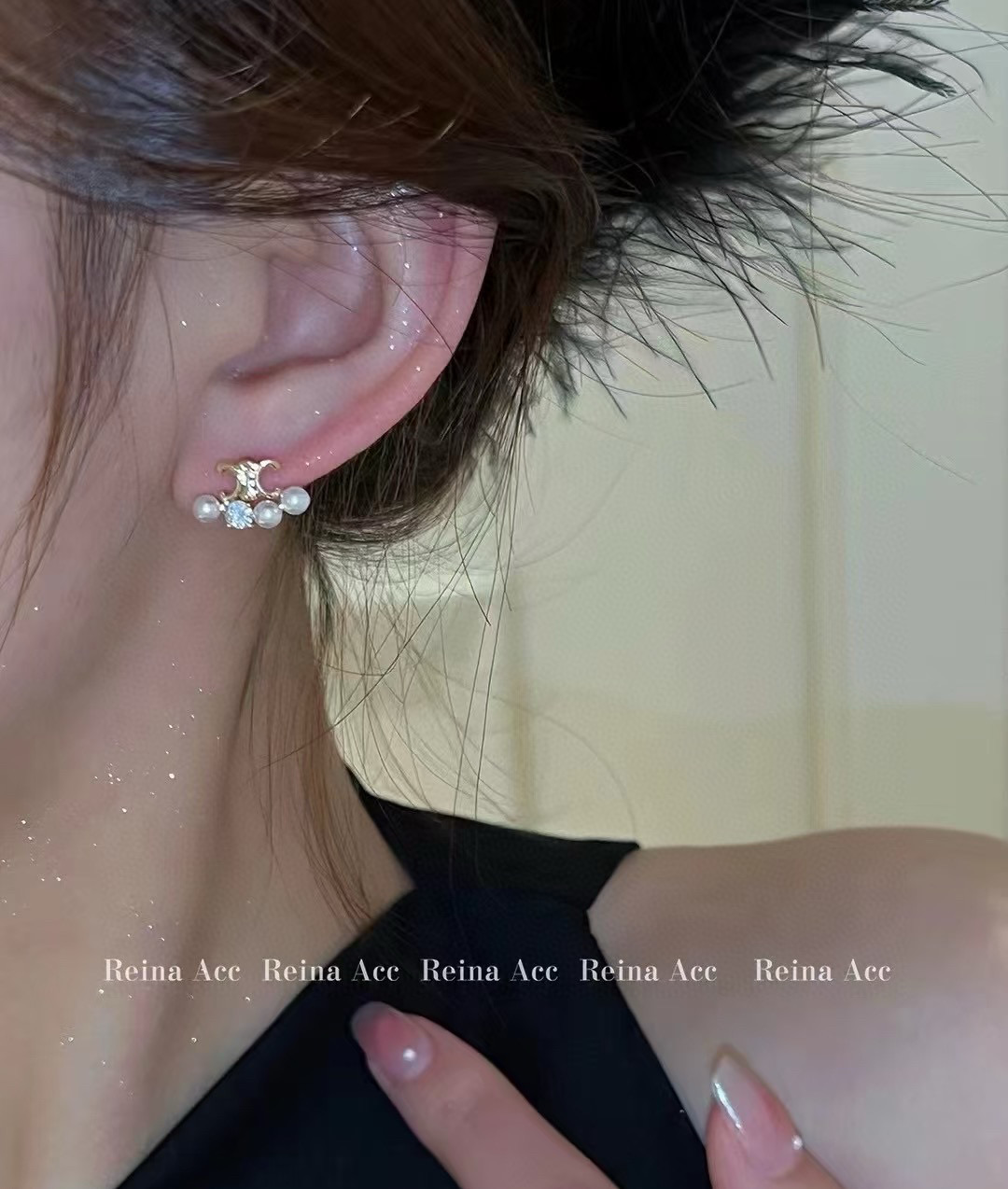  Celine 赛琳耳钉 新款珍珠耳环 经典金色系 辨识度很高的设计 小巧精致可爱 百搭 。复古造型设计