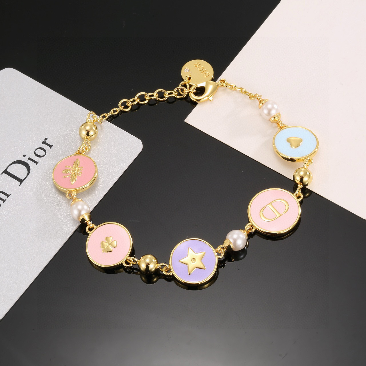 👑Dior 迪奥多元素项链手链
采用复古金色作为主要颜色，配上字母增添了一份可爱。饰品的复古风格非常的讨