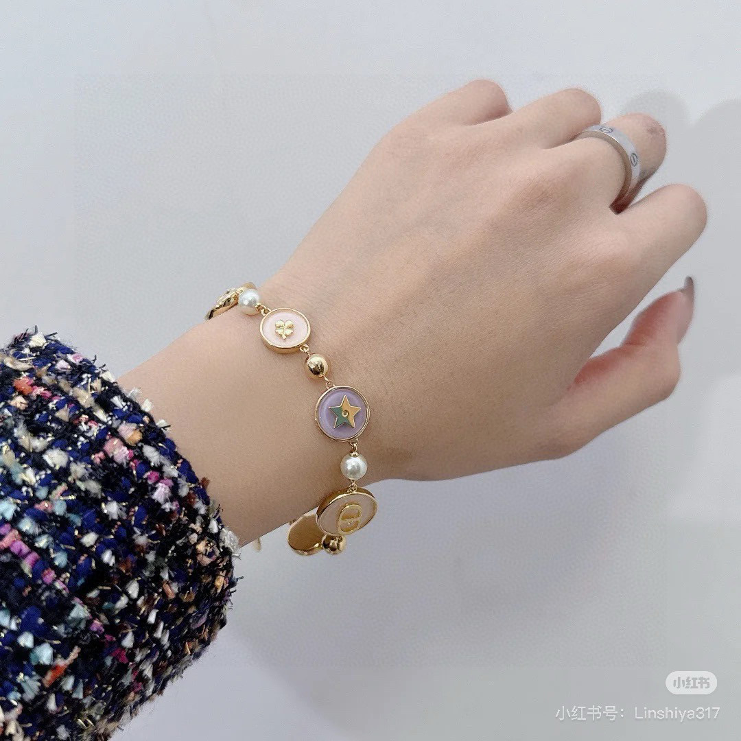 👑Dior 迪奥多元素项链手链
采用复古金色作为主要颜色，配上字母增添了一份可爱。饰品的复古风格非常的讨