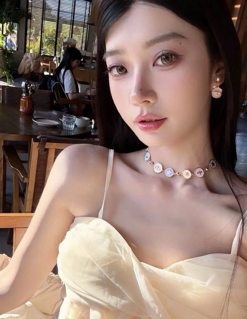 👑Dior 迪奥多元素项链手链
采用复古金色作为主要颜色，配上字母增添了一份可爱。饰品的复古风格非常的讨