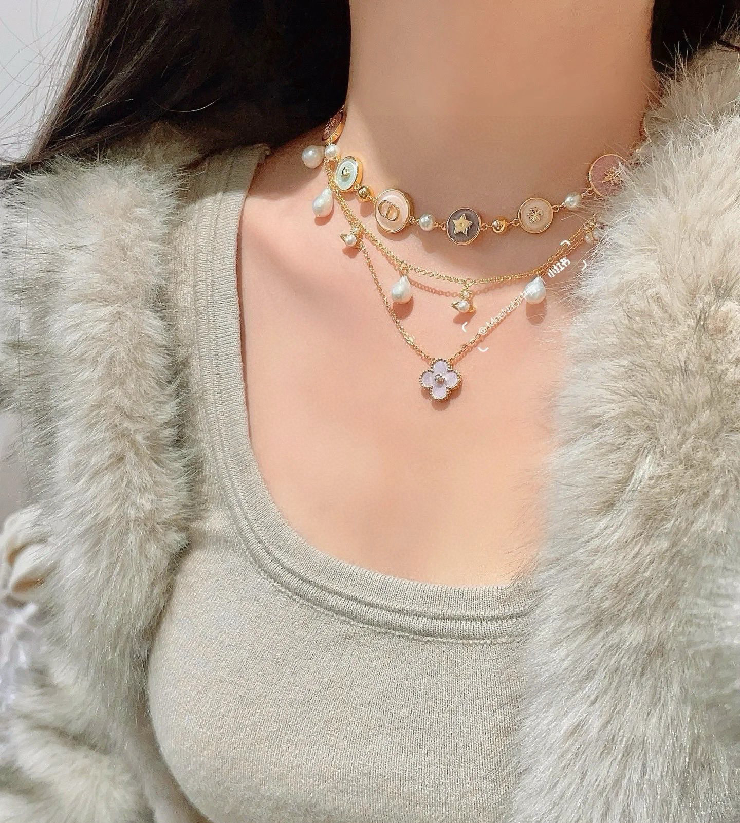👑Dior 迪奥多元素项链手链
采用复古金色作为主要颜色，配上字母增添了一份可爱。饰品的复古风格非常的讨