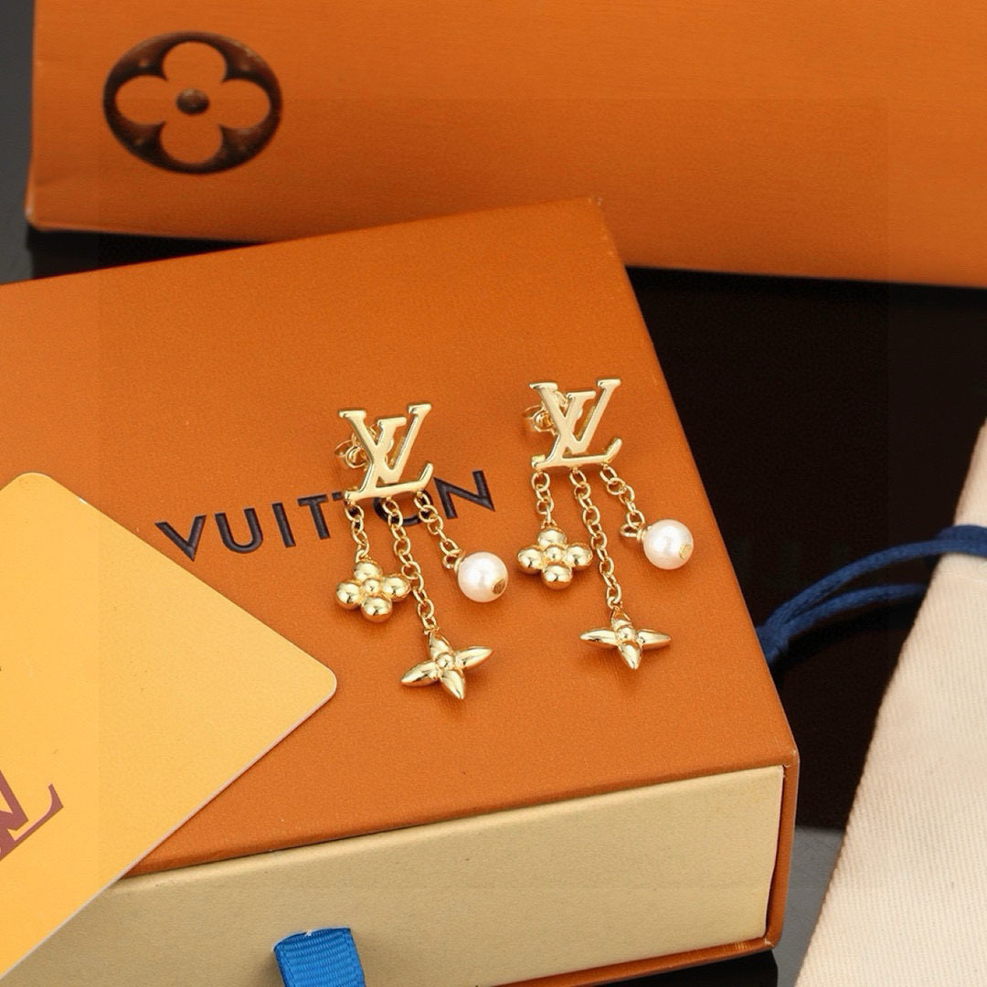 路易威登耳钉 字母耳钉  秉承精湛匠艺，以锻造耀目 LV Twig 胸针  抛光色泽成就经典 LV 字