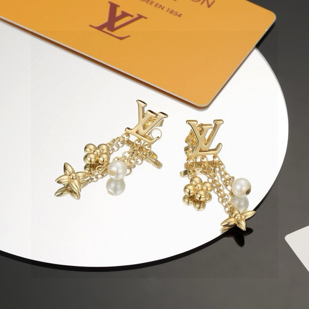  路易威登耳钉 字母耳钉  秉承精湛匠艺，以锻造耀目 LV Twig 胸针  抛光色泽成就经典 LV 字