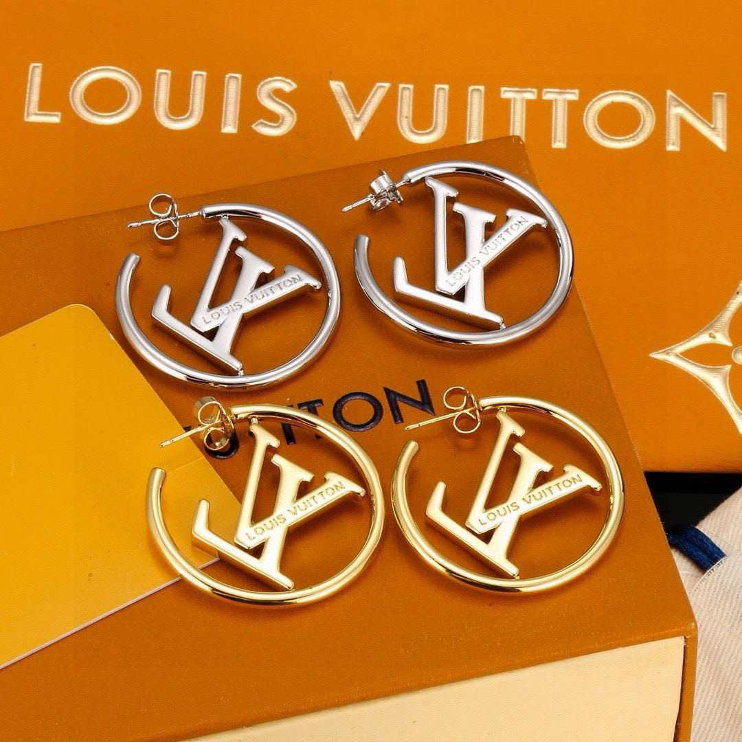  路易威登耳钉  秉承精湛匠艺，以锻造耀目 LV Twig  抛光色泽成就经典 LV 字母的自然化身，流