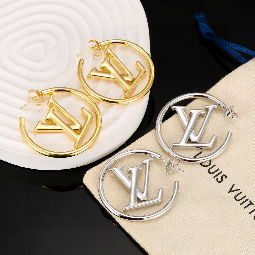  路易威登耳钉  秉承精湛匠艺，以锻造耀目 LV Twig  抛光色泽成就经典 LV 字母的自然化身，流