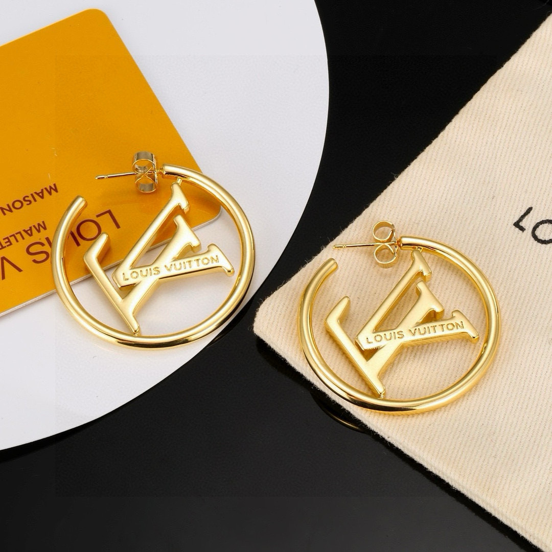  路易威登耳钉  秉承精湛匠艺，以锻造耀目 LV Twig  抛光色泽成就经典 LV 字母的自然化身，流